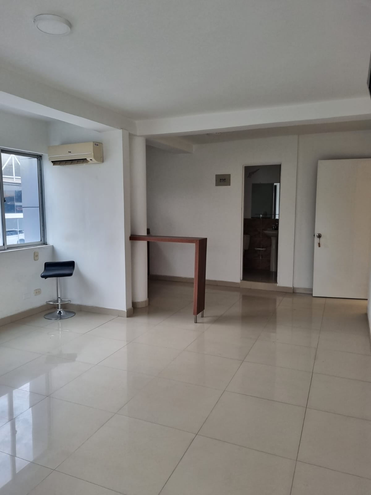 🏢✨ **APARTAESTUDIO U OFICINA EN ALQUILER – FRENTE A LA CLÍNICA MARÍA ÁNGEL** - Imagen 2