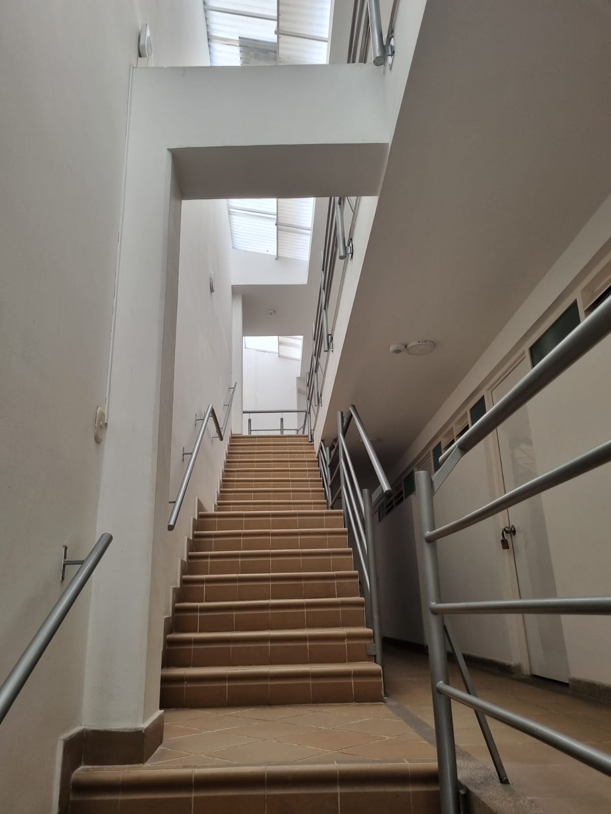 🏢✨ **APARTAESTUDIO U OFICINA EN ALQUILER – FRENTE A LA CLÍNICA MARÍA ÁNGEL** - Imagen 8