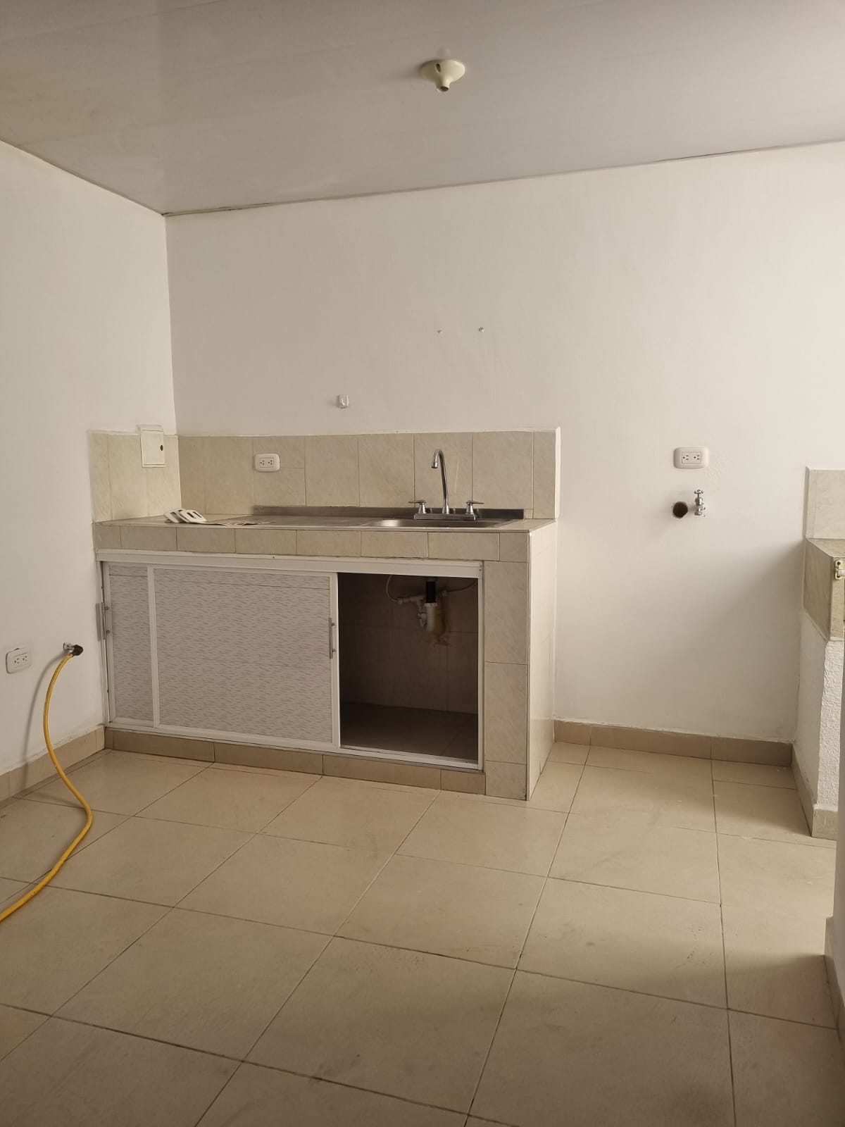 APARTAESTUDIO EN ARRIENDO – BARRIO TOMÁS URIBE** - Imagen 5