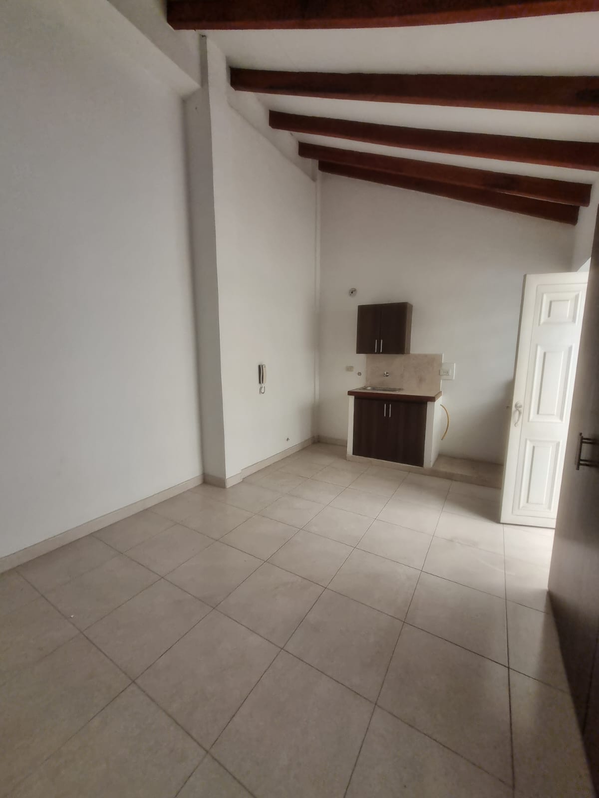 APARTAESTUDIO EN ARRIENDO – BARRIO SALESIANOS - Imagen 3